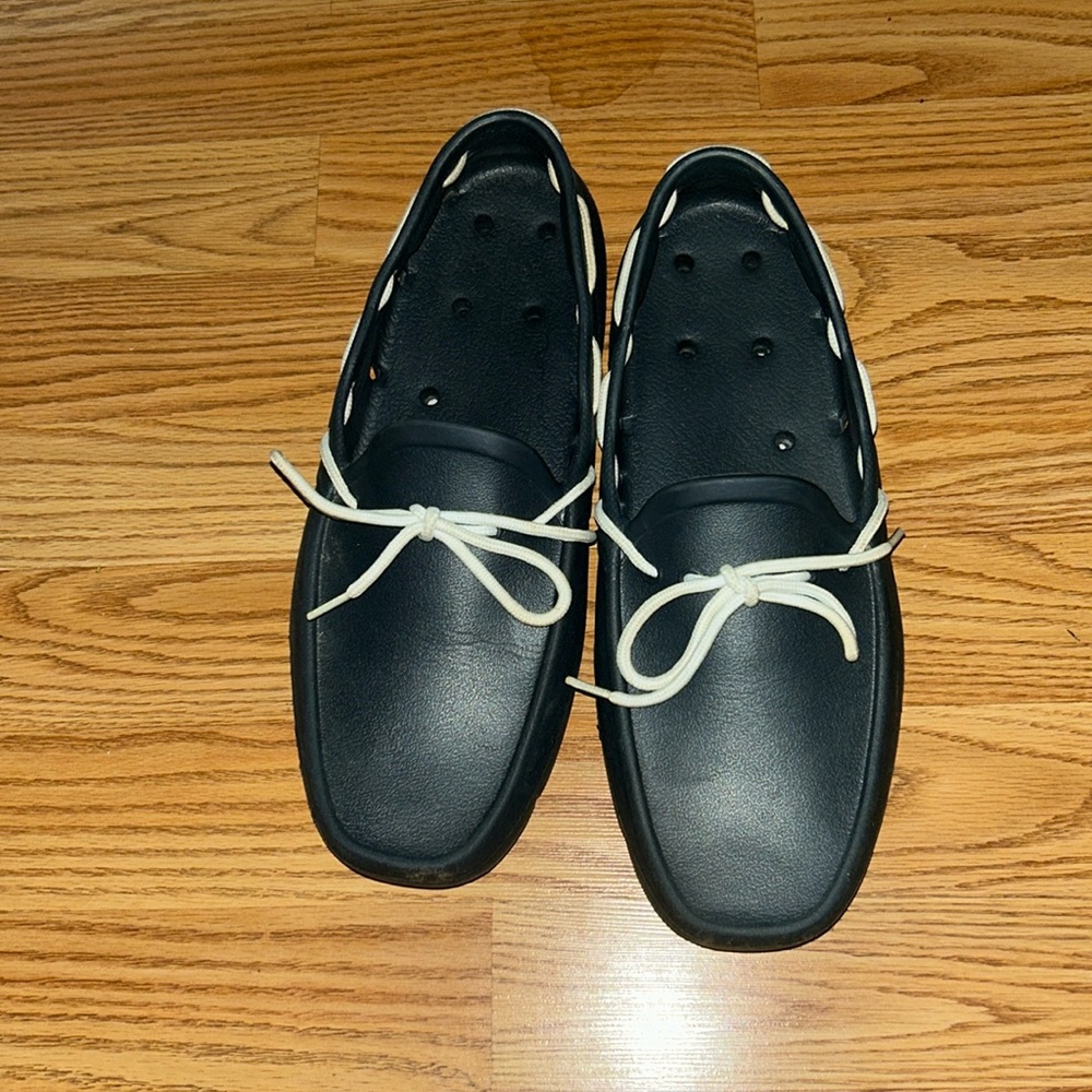 Black Men’s Slip-On Loafers with Contrast Cream Laces